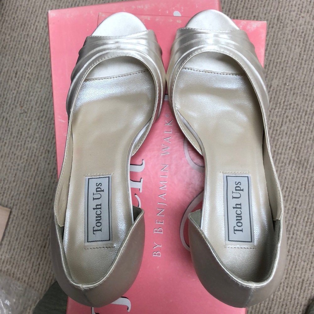 Touch Ups Pumps - Picture 5 of 7